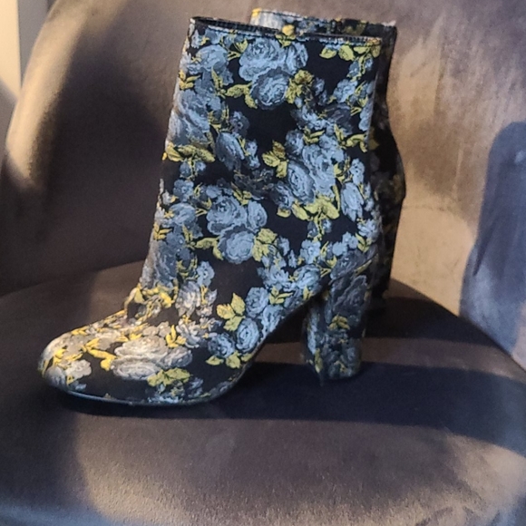 Baroque floral print booties - Picture 1 of 3